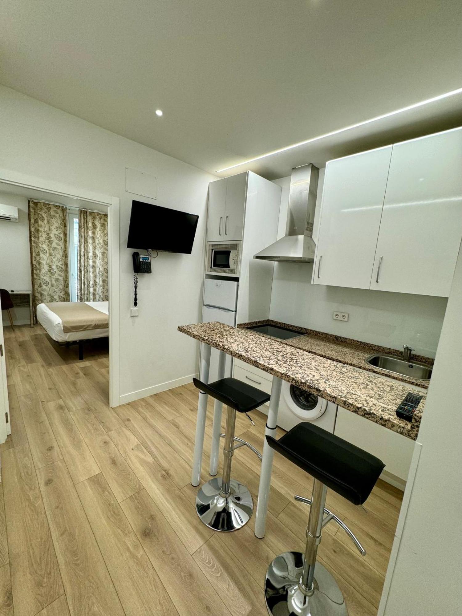 Apartamentos Apolo Madrid Esterno foto