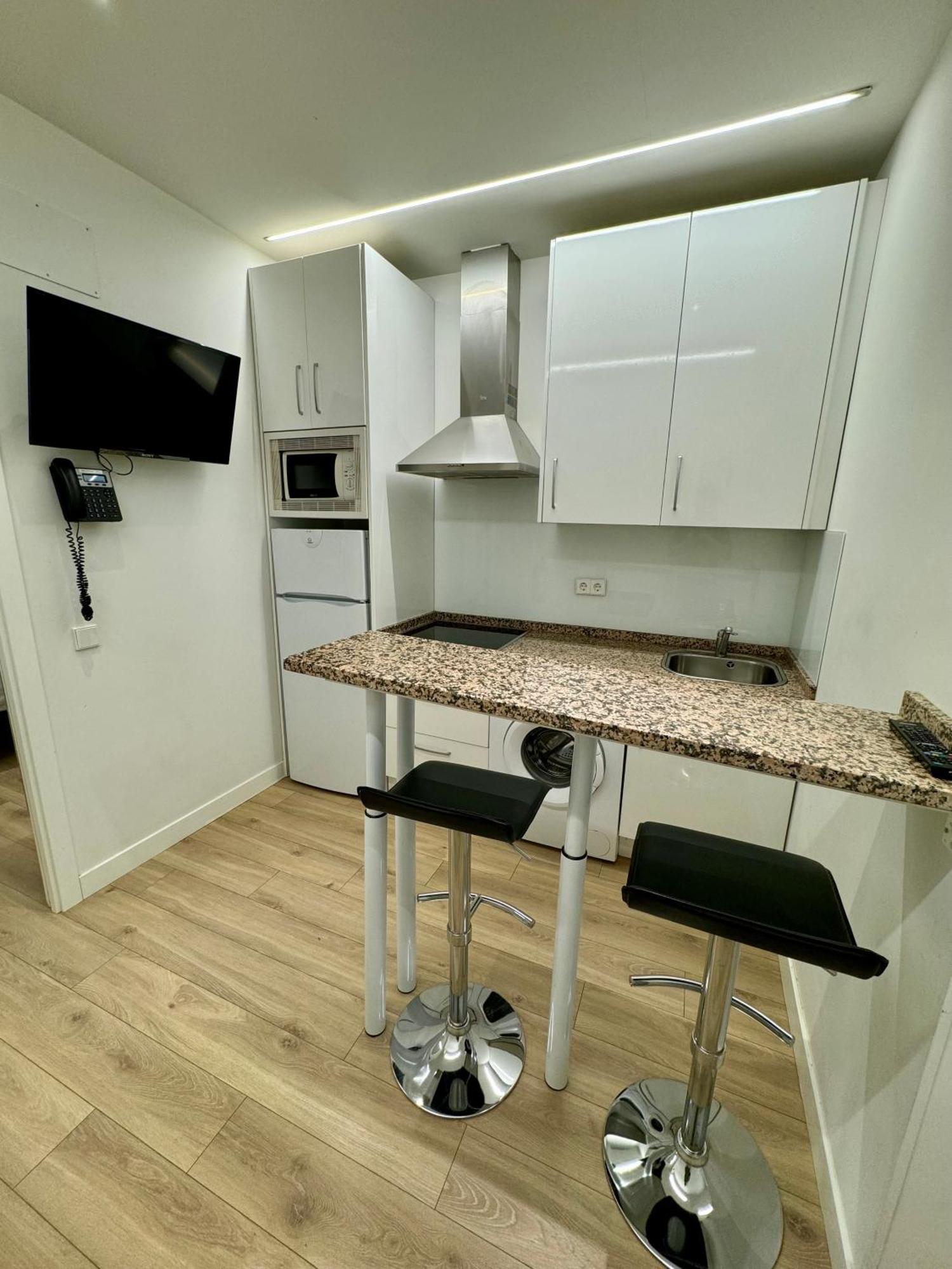 Apartamentos Apolo Madrid Esterno foto