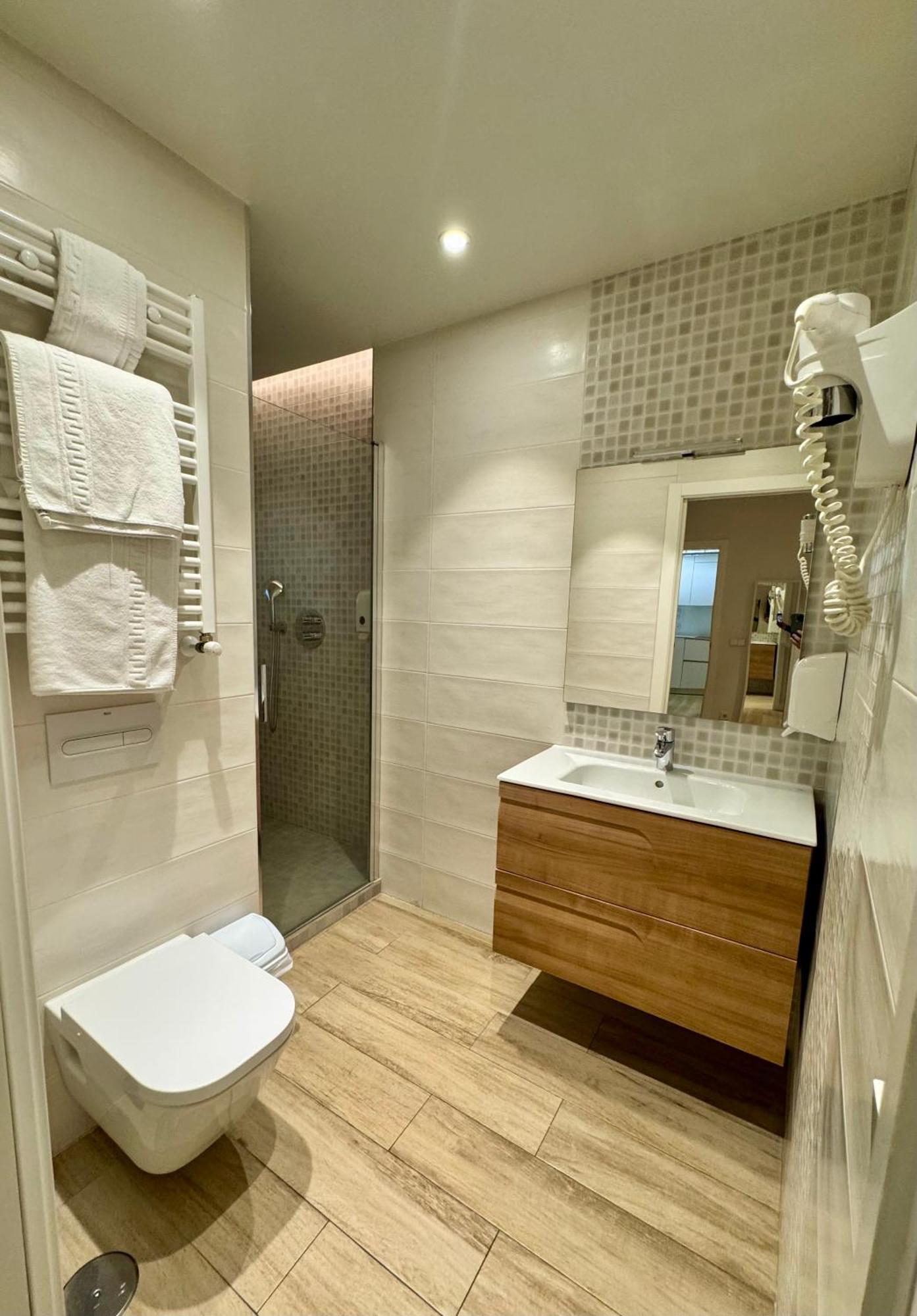 Apartamentos Apolo Madrid Esterno foto