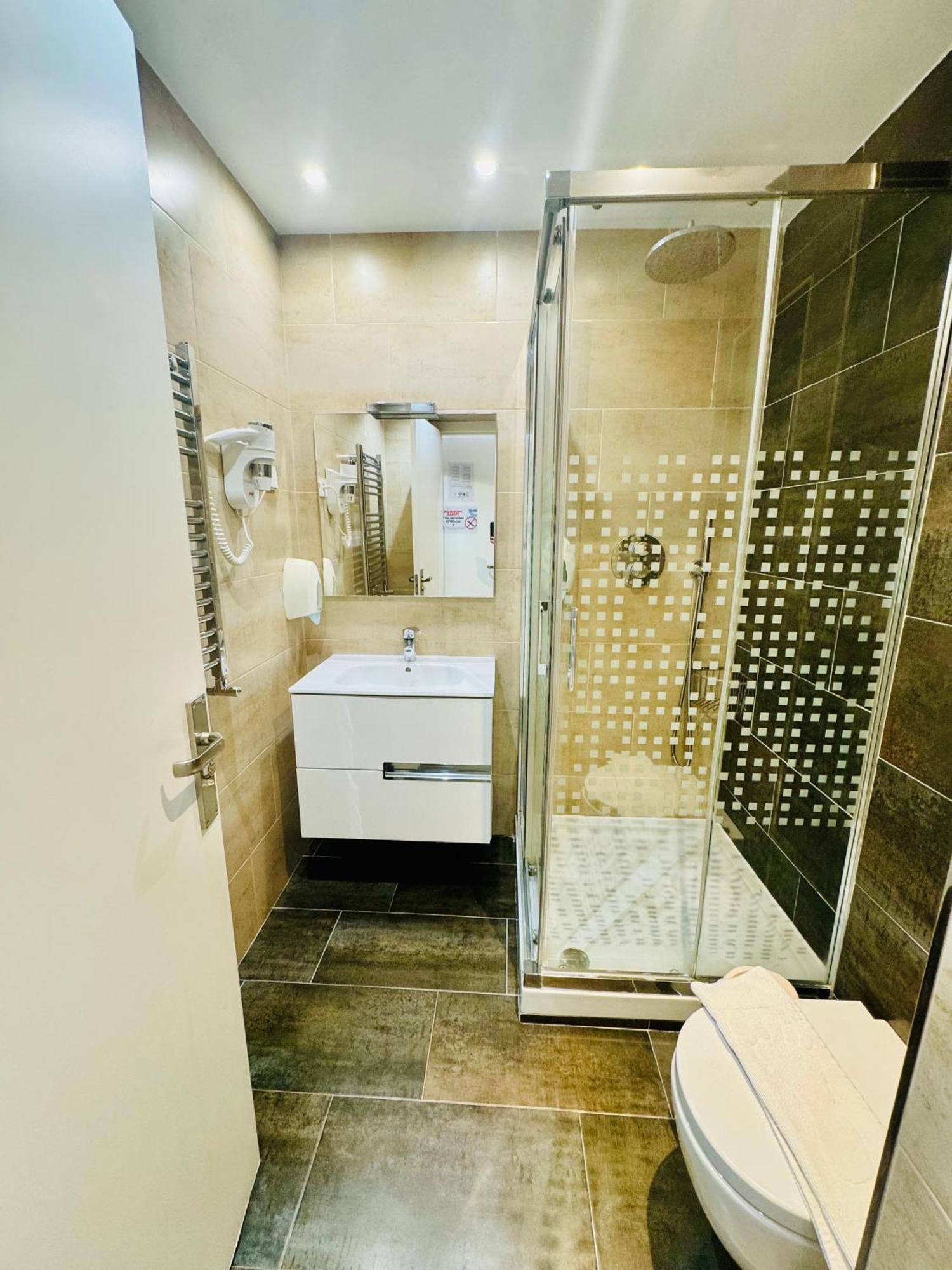 Apartamentos Apolo Madrid Esterno foto