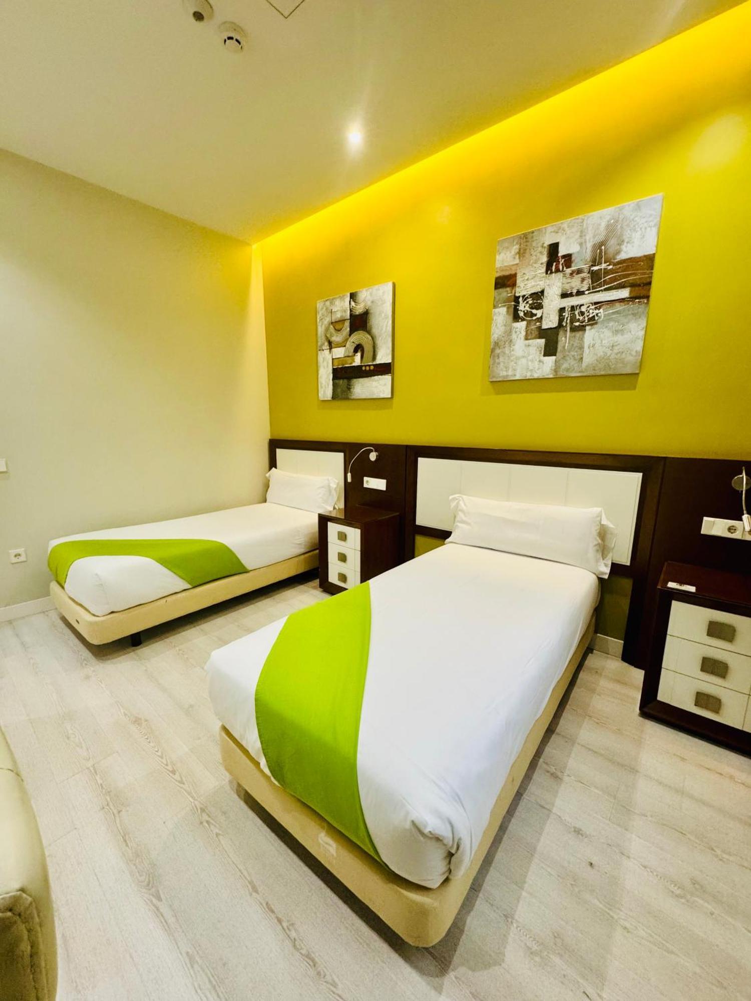 Apartamentos Apolo Madrid Esterno foto